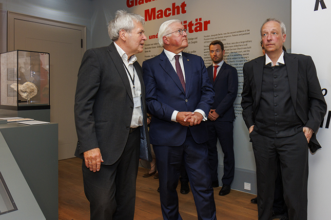 Besuchergruppe während einer Führung in einer Ausstellung