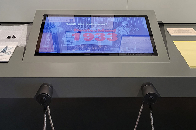 Medienstation mit Bildschirm und Audiolösungen in einer Ausstellung