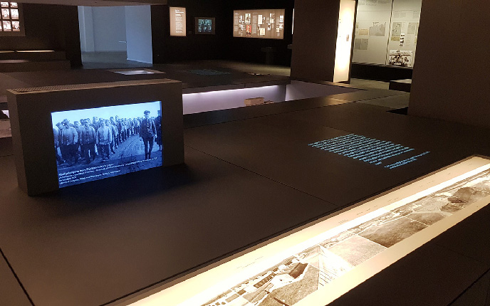 Medieninszenierung in einem dunklen Ausstellungsraum