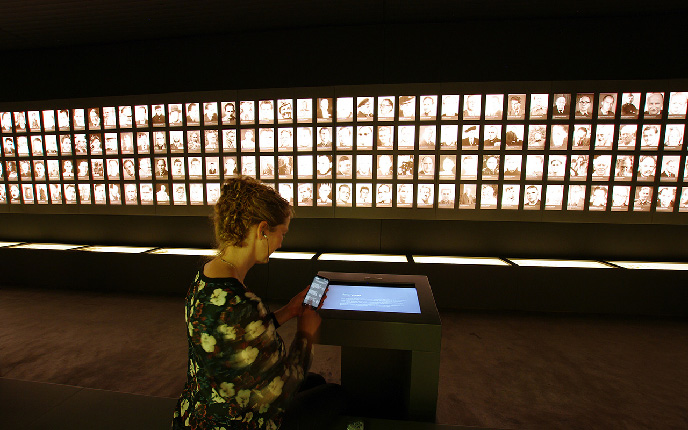 Mediale Rauminszenierung mit Licht und Projektion