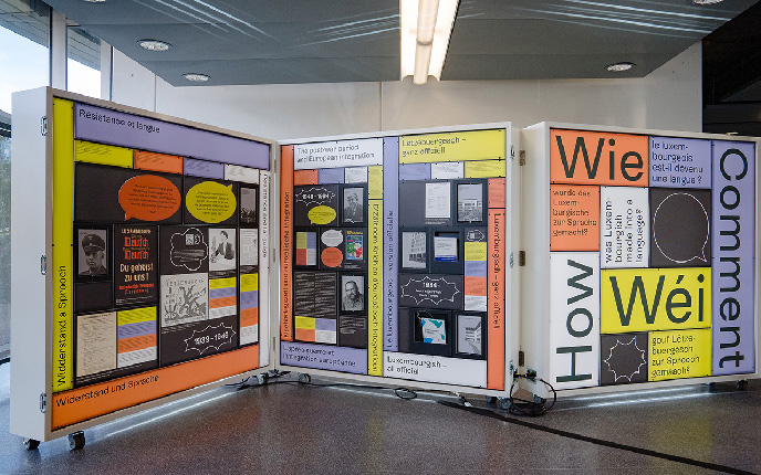 Großformatige mehrsprachige Medieninstallation im Ausstellungsraum